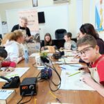 В руках ножи резаки, перед глазами — липовые дощечки.